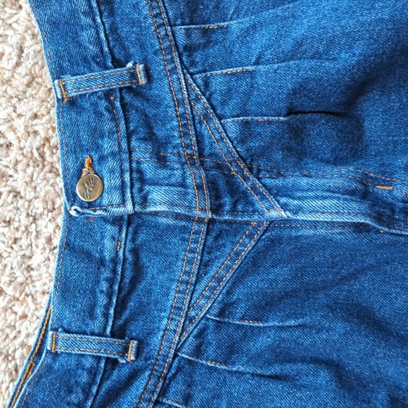 Vintage Chic 80's Denim High Rise Shorts with Yoke and Pleats - Picture 4 of 16